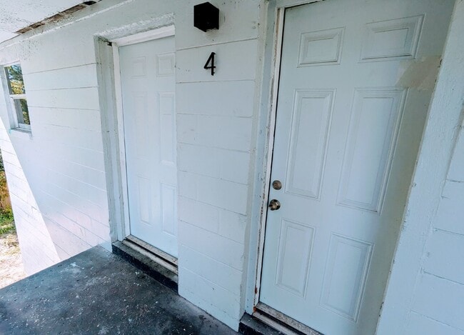 Building Photo - "Charming 2-Bed Upstairs Apartment in Moncrief Park – Cozy 700 Sq Ft with Modern Comfort!" Unit 4