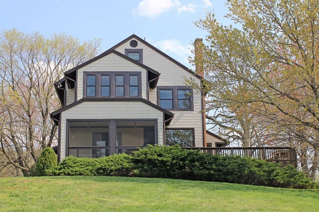 Photo - Beautiful Country Home With Picturesque Views