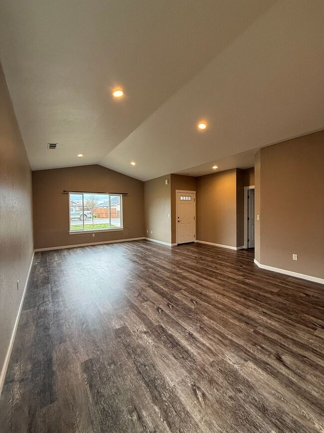 Photo - Quiet Cul-De-Sac Living in White City