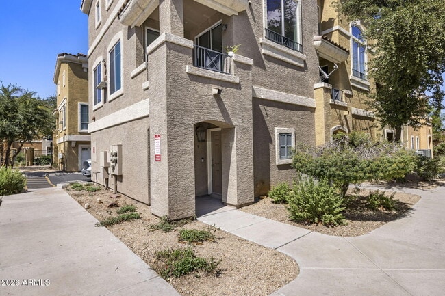 Building Photo - 2450 W Glenrosa Ave