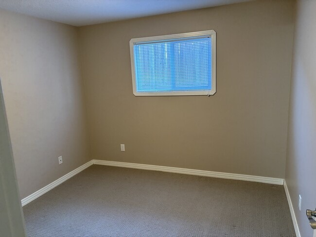 Photo - 107 A 26 St