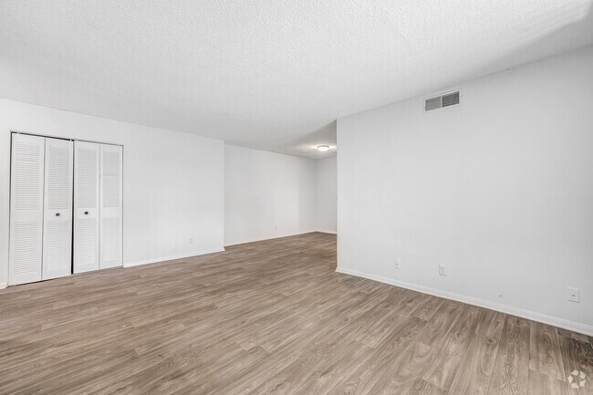1BR, 1BA - 783SF - Living Room