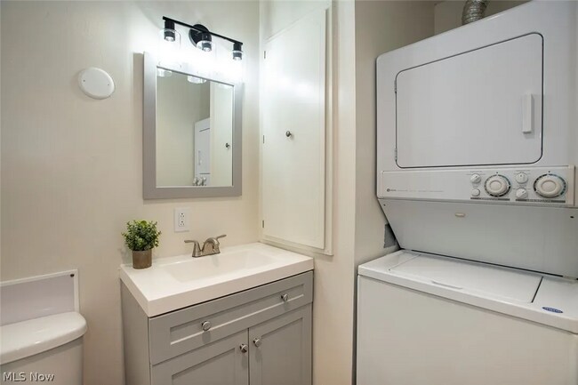 1/2 bath/washer/dryer - 4849 Grace Rd Unit Tudor House
