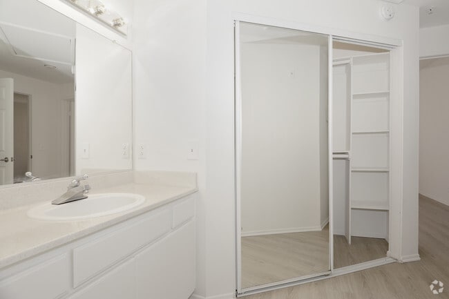 1BR, 1BA - 650 SF