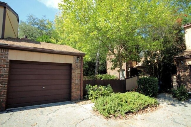 Building Photo - 5 Hidden Cove Cir