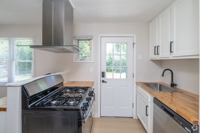 2BR, 1BA - 815SF - Kitchen - Amherst Townhomes