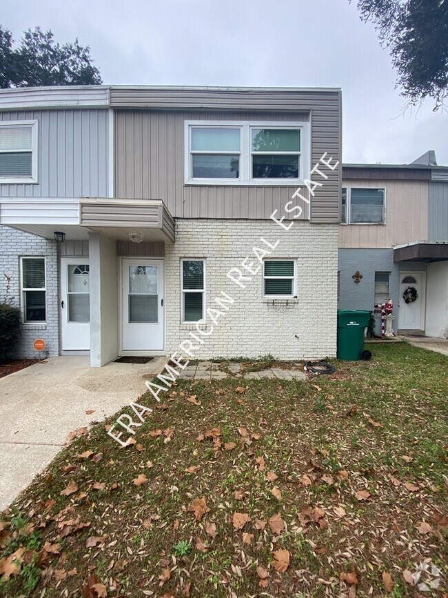 Building Photo - Close to shopping, dining and beaches! Rental