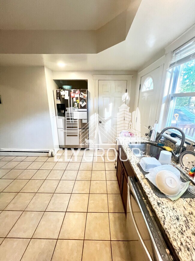 Photo - 165 Sharon St