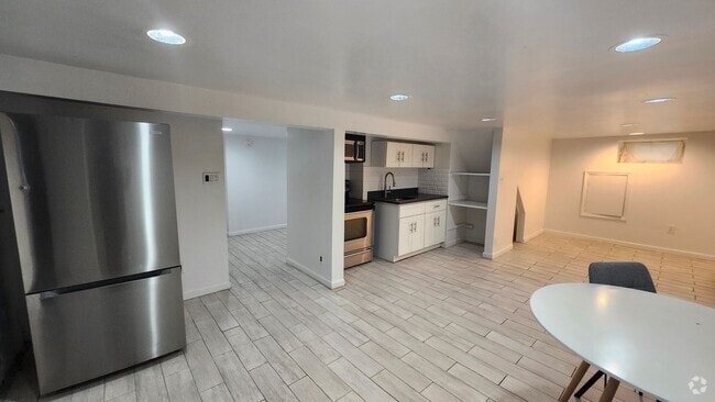 Building Photo - 114-116 Loomis Avenue Unit Apt B