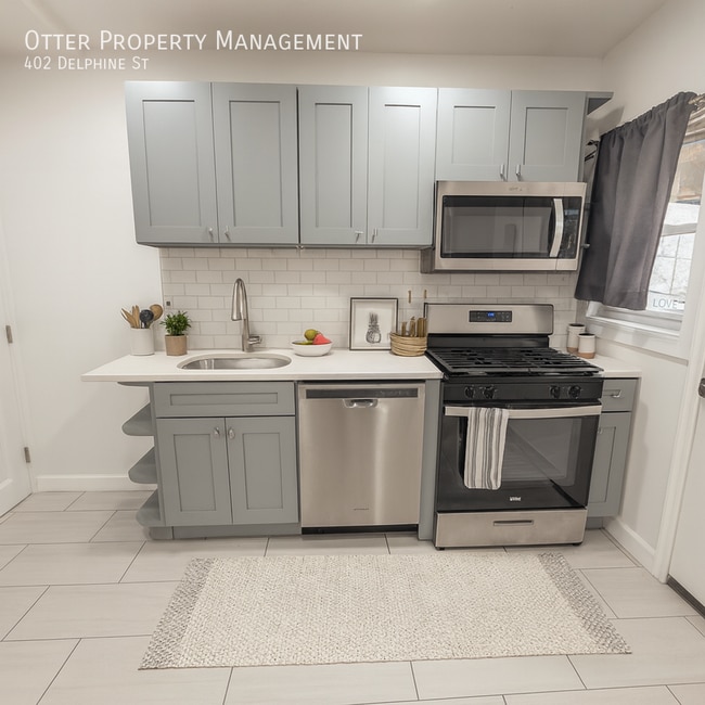 Photo - 402 Delphine St