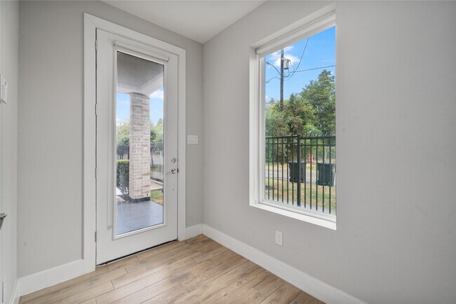 Photo - 2510 Tuam St