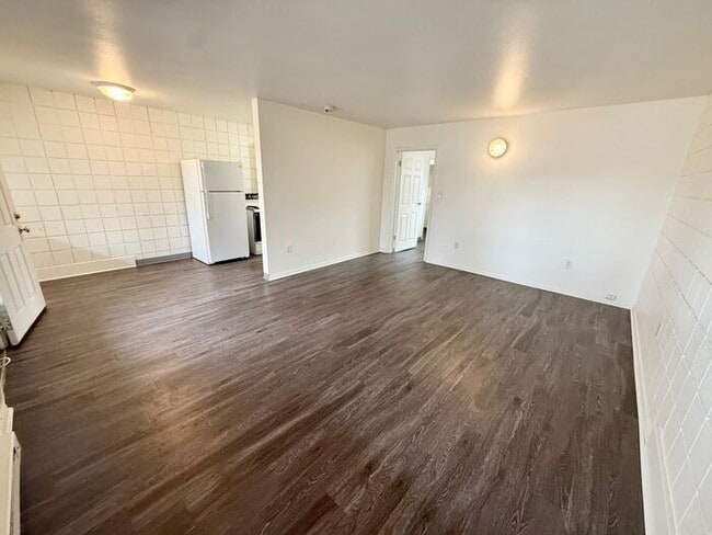 Building Photo - Move in specials - Pick One - 1st month free or $100 off monthly rent. Flexible lease terms are a...