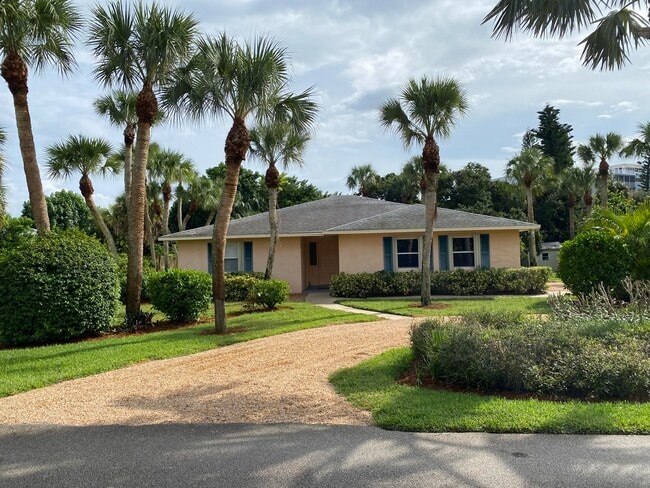 Photo - 956 Tulip Ln