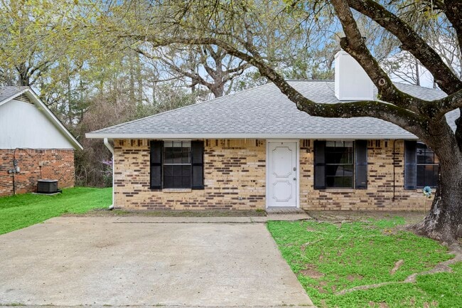 Building Photo - 3004 Manor Ln Unit B