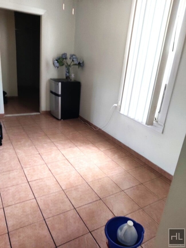 Photo - 103 AVENUE