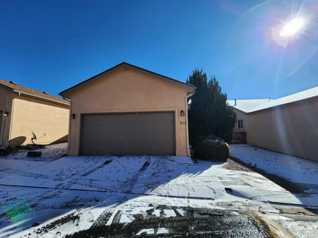 Building Photo - 3 Bedroom 3 Bath Rancher Town Home 2 Car Garage