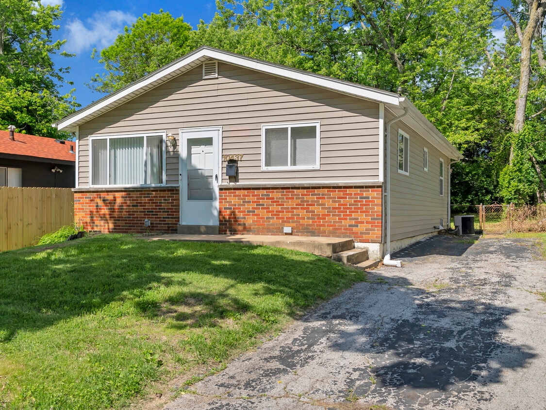 Photo - 10437 Count Dr (Saint Louis, MO)
