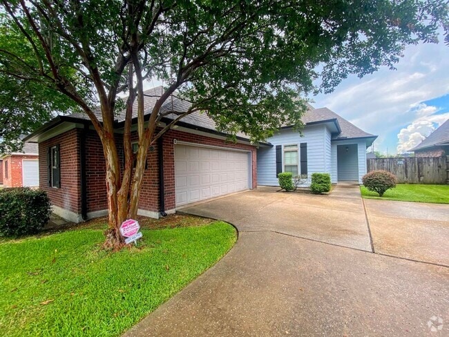 Building Photo - Family Home in Lafitte Landing – Fenced Ya...