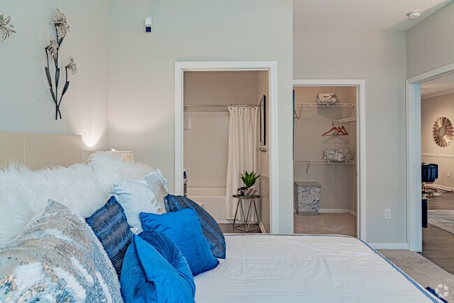 2BR, 2BA - 989SF - Primary Bedroom