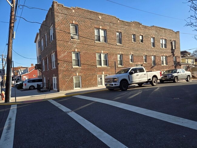 Building Photo - 436 Anderson Ave Unit 4