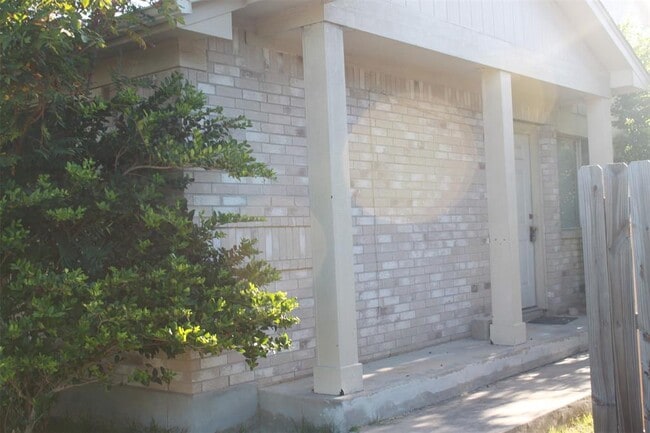 Building Photo - 1008 Disraeli Cir Rental