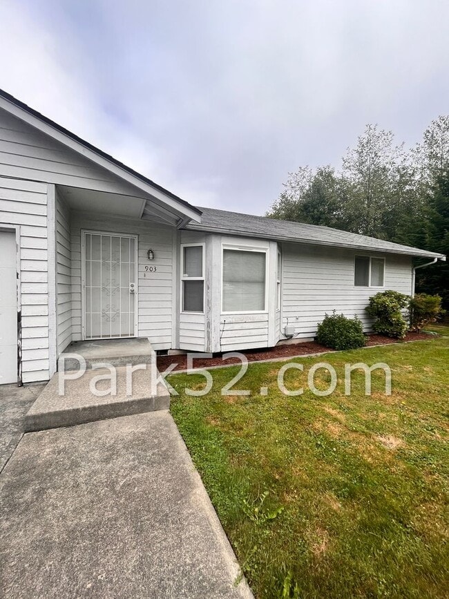 Building Photo - 2 Bedroom 1 Bathroom Tacoma Duplex Unit 903
