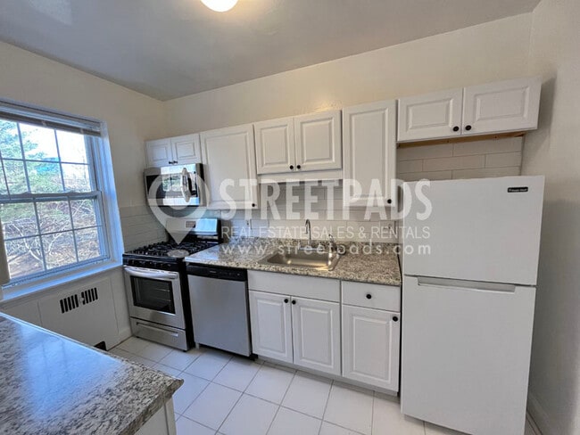 Photo - 1139 Beacon St