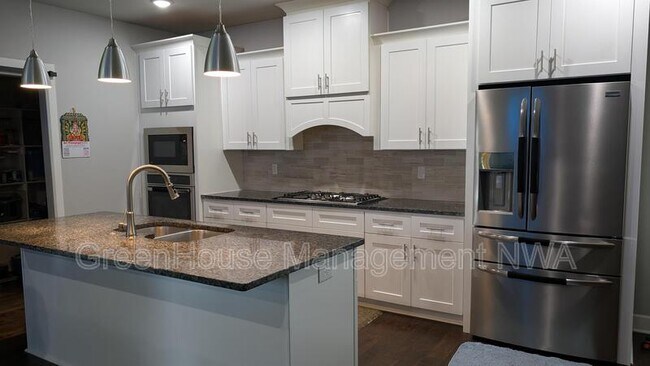 Photo - 1261 Hope St