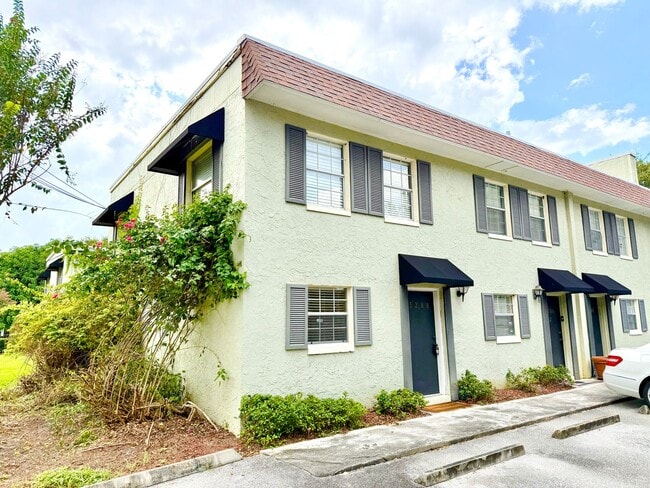 Building Photo - Effortless & comfortable 2Beds/1.5Bath tow... Rental