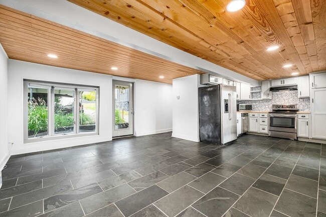 Photo - 562 Neelys Bend Rd