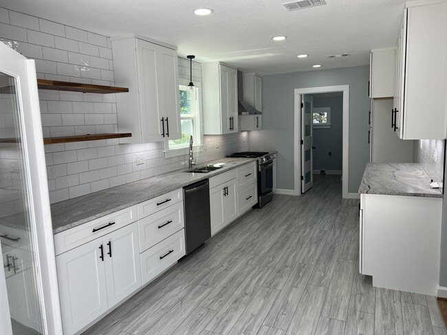 Cocina recientemente remodelada con encimeras de granito y electrodomésticos nuevos. - 1001 Largent St