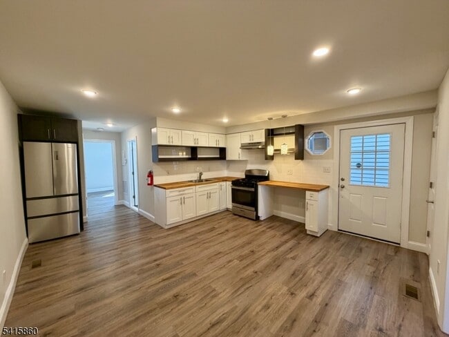 Building Photo - 114 Maple Ave