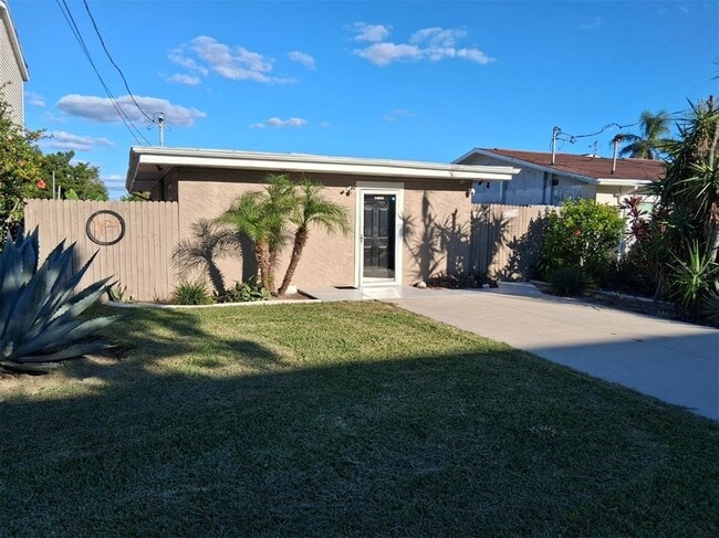 Photo - 14982 Edgewater Cir