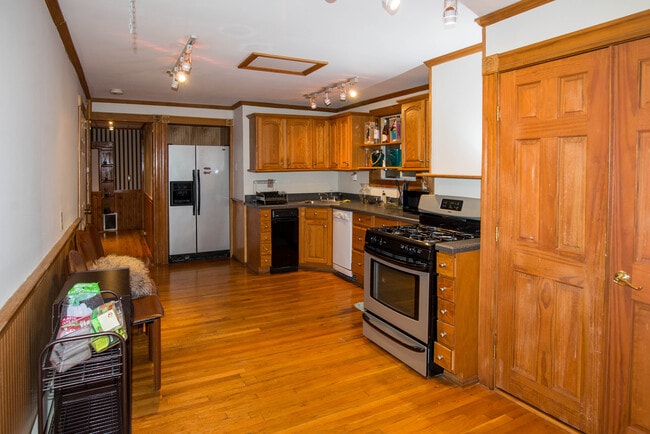 Building Photo - 132 Bremen St Unit 1 Rental