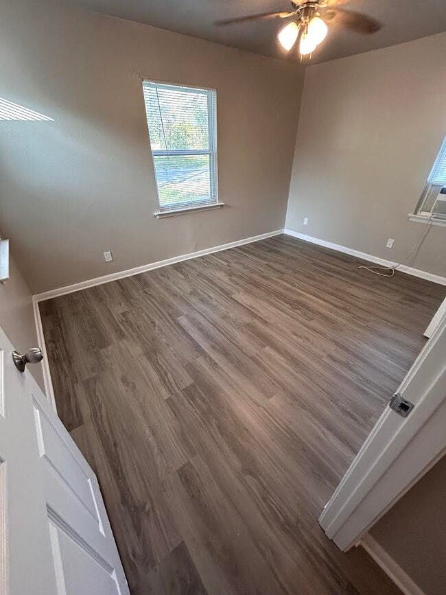 Photo - 704 Sunny Ln