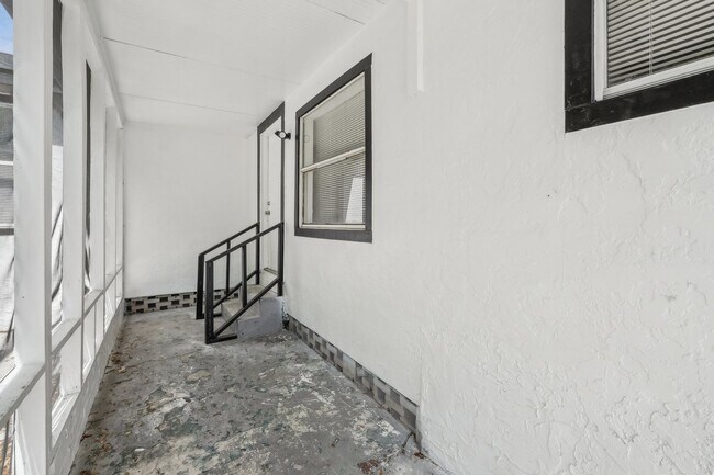 Photo - 2-Bedroom, 1.5-Bathroom Home in Tampa – Pe...