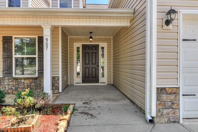 Photo - 907 Linsmore Ave