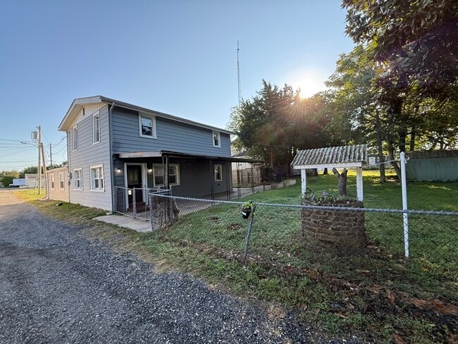 Photo - 1323 N Main St