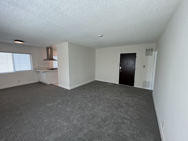 Building Photo - 325 S Doheny Dr Rental