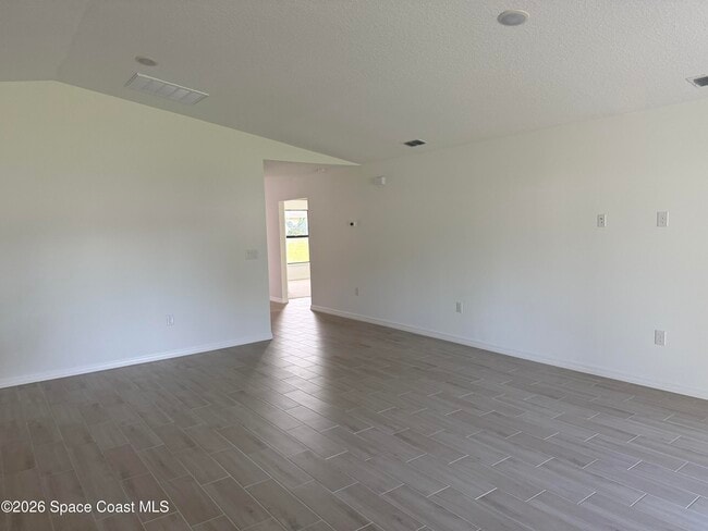Photo - 792 Geary St SW