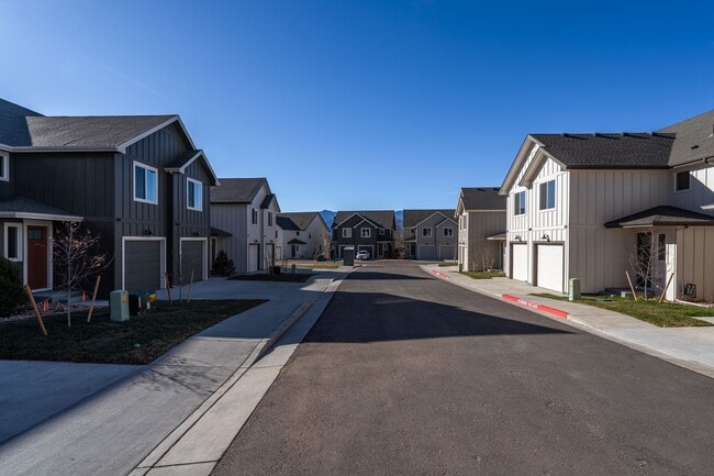 Photo - 1549 Tyram Grv