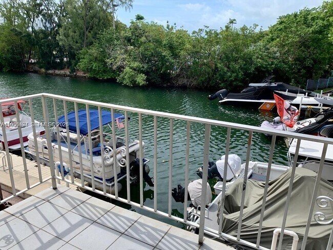 Building Photo - 3522 NE 166th St Unit 10