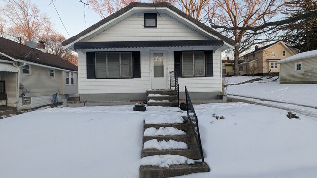 Welcome to this charming 2-bedroom, 1-bath... - Welcome to this charming 2-bedroom, 1-bath... House