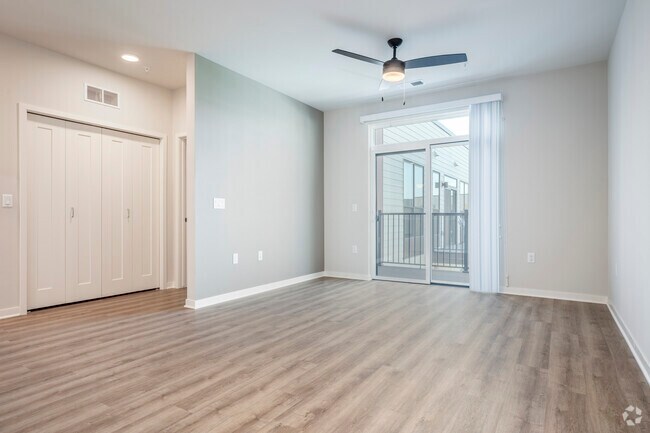 2BR, 2BA - 1072SF - Living Room