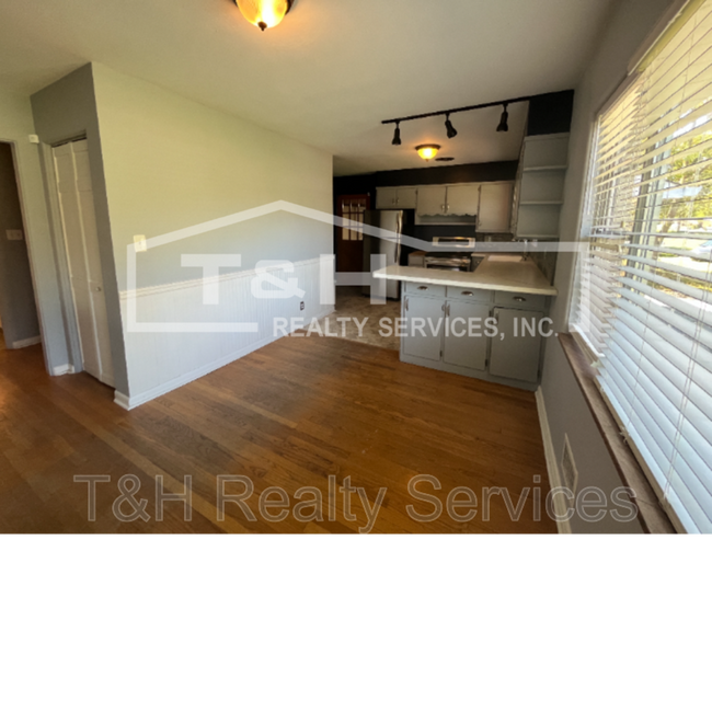 Photo - 9627 E 10th St