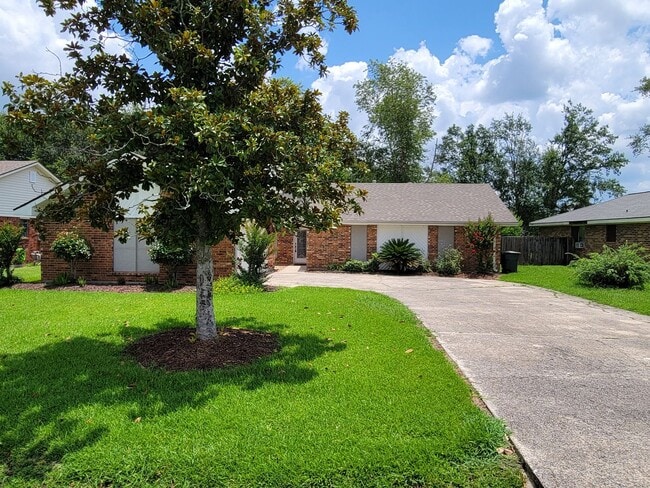 Building Photo - Cute 3B/2B Home Available on October 1st!