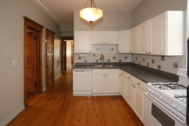 Photo - 1326 N Claremont Ave Unit M09H