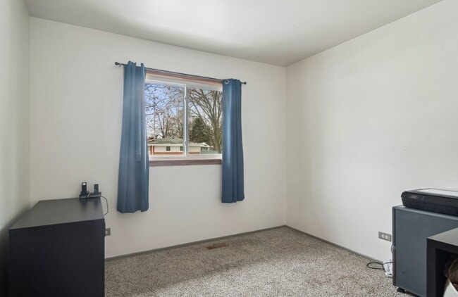 Photo - 460 Flagstaff Ln