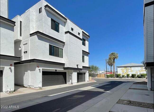 Photo - 3215 E Flower St