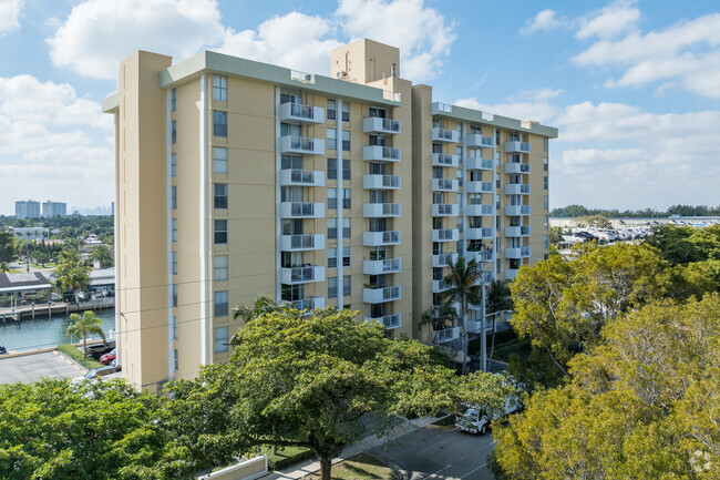 2000 NE 135th St - Keystone Towers Apartments